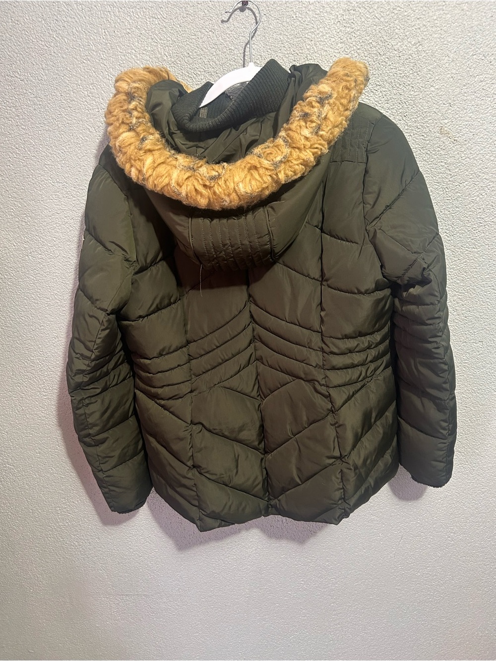 Guess women’s green faux fur puffer  hooded coat size large - Picture 6 of 13
